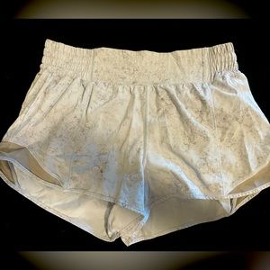 Lululemon Hotty Hot High Rise 2.5” size 10